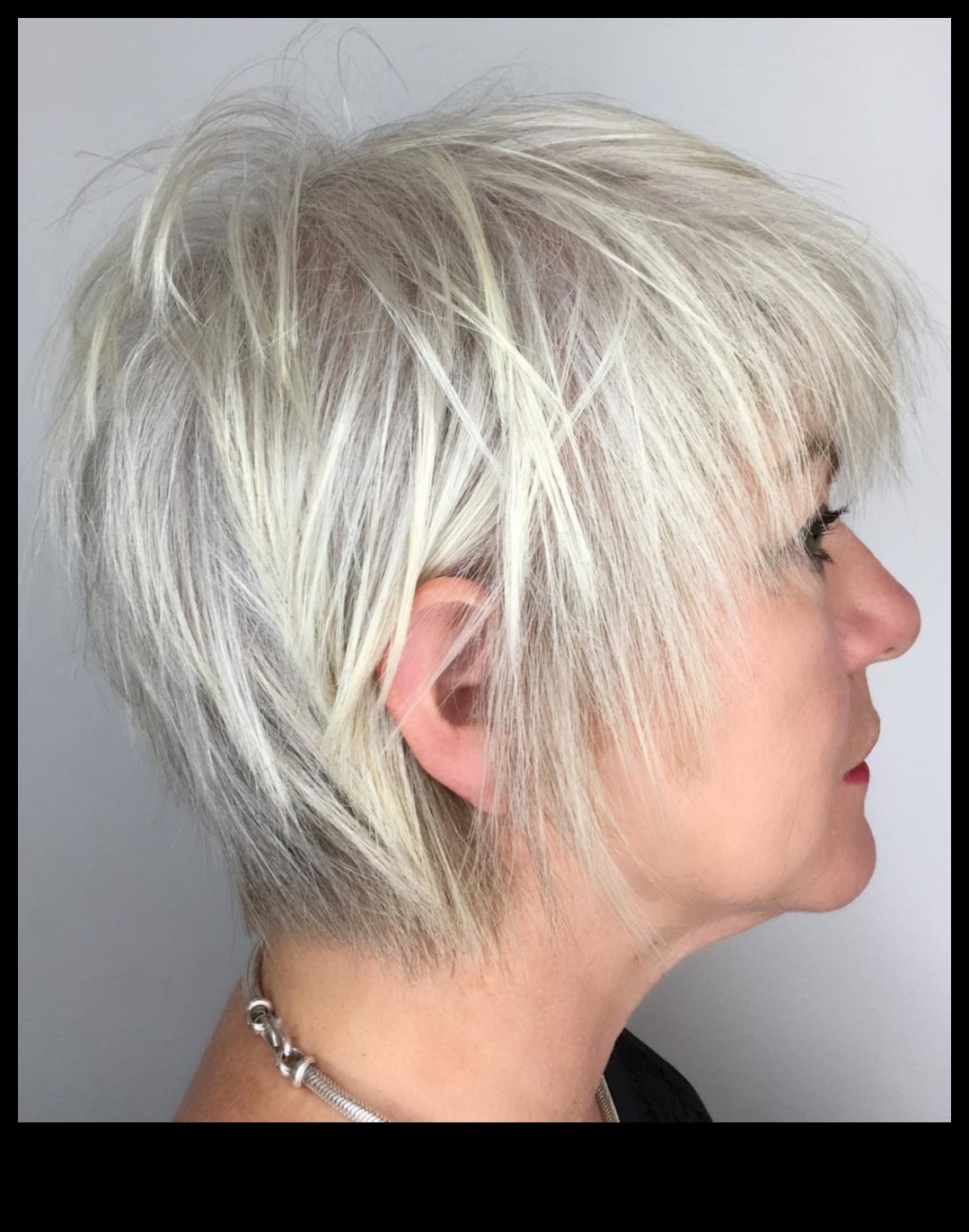 استمرار التقلبات الخالدة: تسريحات الشعر الكلاسيكية المتوسطة لكل عصر