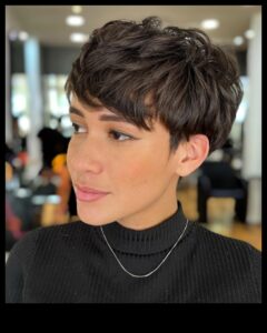 تابع المغازلة والمرح: تسريحات الشعر القصيرة لإضفاء لمسة مرحة