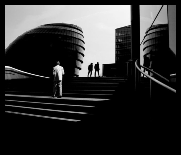 مدينة الظلال: كشف التصوير المعماري عن التألق