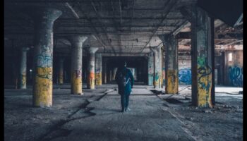 مدينة الظلال: كشف التصوير المعماري عن التألق