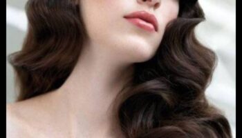 أناقة خالدة: تسريحات شعر سمراء عتيقة لمظهر كلاسيكي