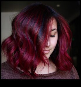 الثقة القرمزية: تسريحات الشعر الحمراء والحمراء لبيانات الموضة الجريئة