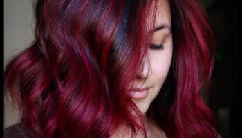 الثقة القرمزية: تسريحات الشعر الحمراء والحمراء لبيانات الموضة الجريئة