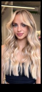 أناقة الشمبانيا الشقراء: تسريحات الشعر الاحتفالية لجميع المناسبات