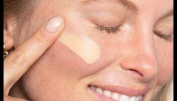 أساس الاحمرار: تقنيات التمويه للبشرة ذات اللون الموحد