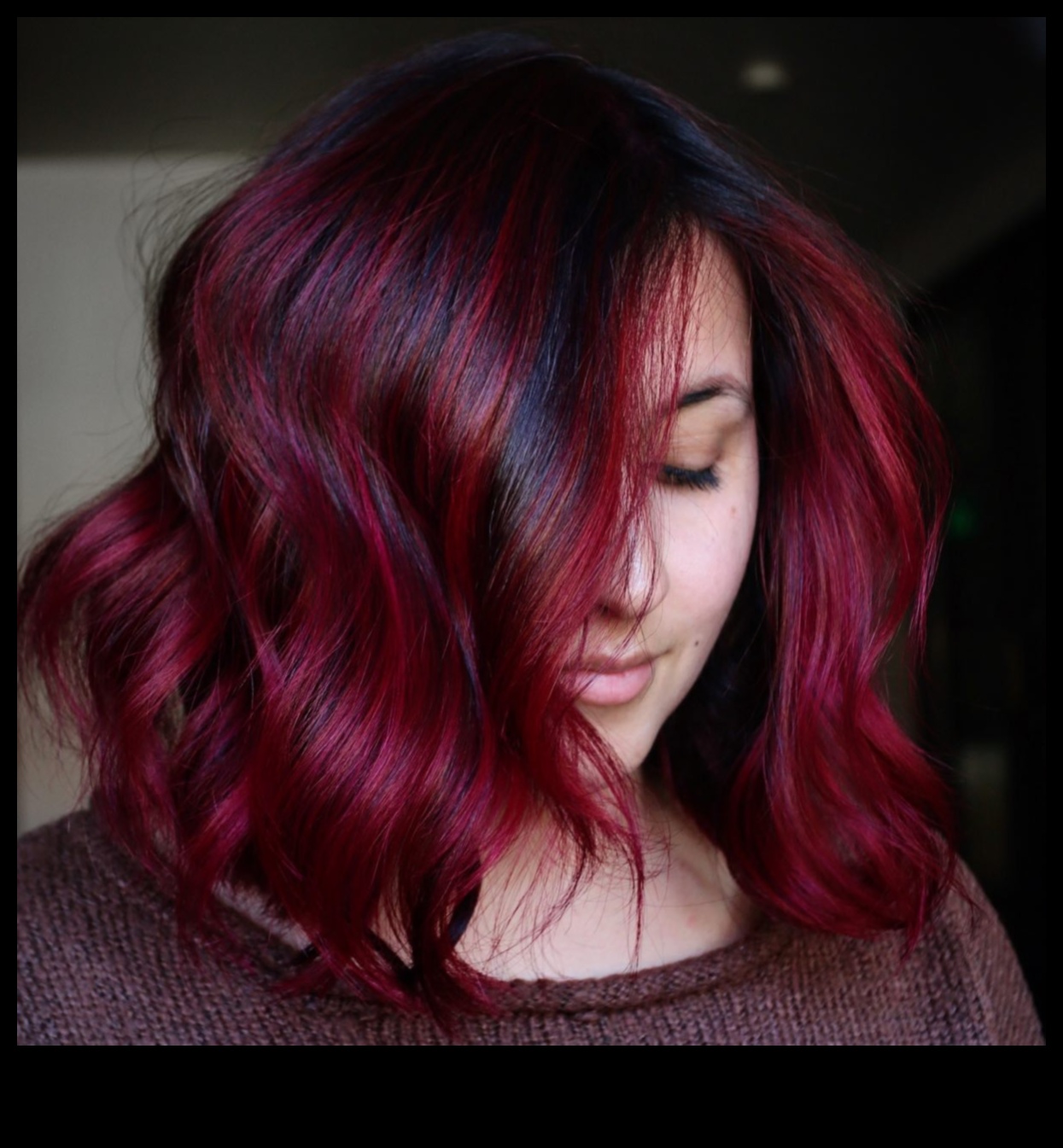 الثقة القرمزية: تسريحات الشعر الحمراء والحمراء لبيانات الموضة الجريئة